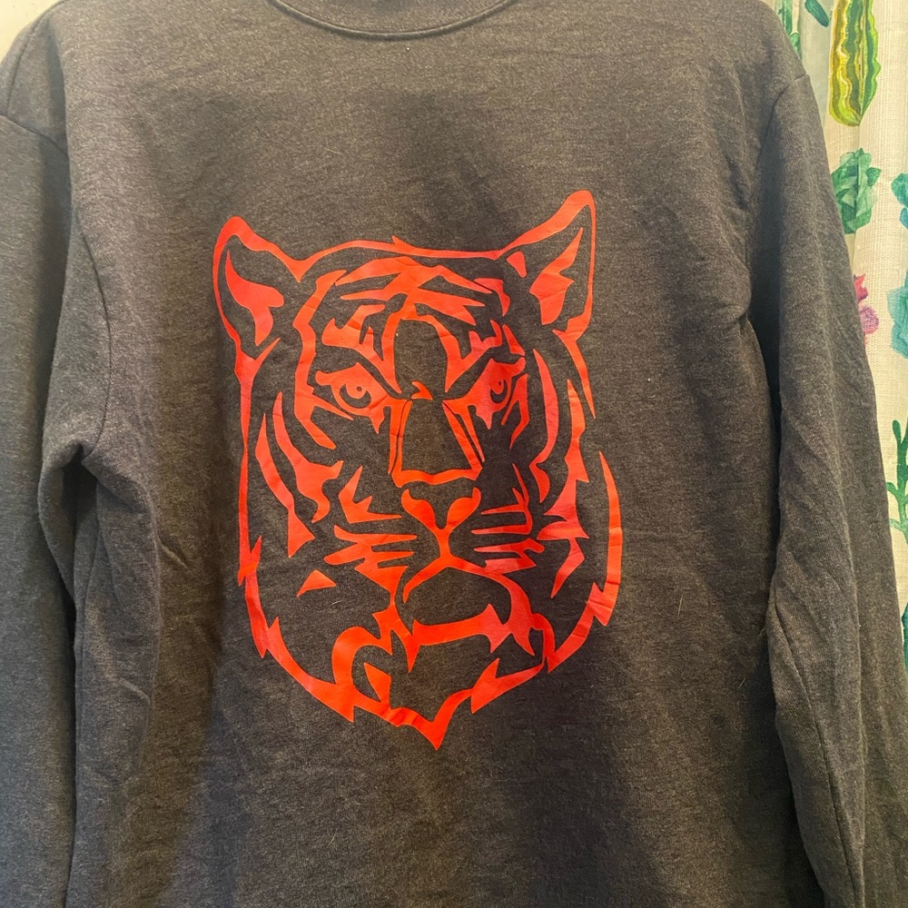 Kronenbourg pullover crew neck sweater. Mens size M. Dark gray and red